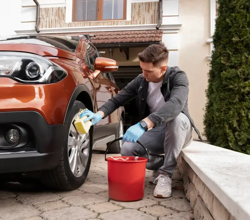 Lavage auto à domicile Rom : professionnel intervenant sur un véhicule